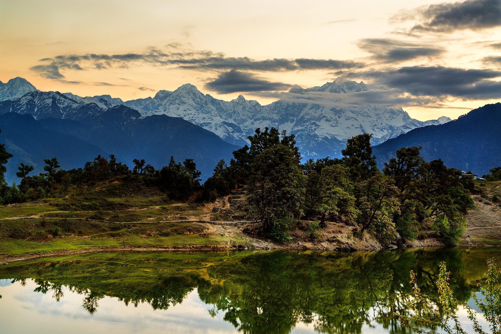 Deoria Tal lake with mountain reflection