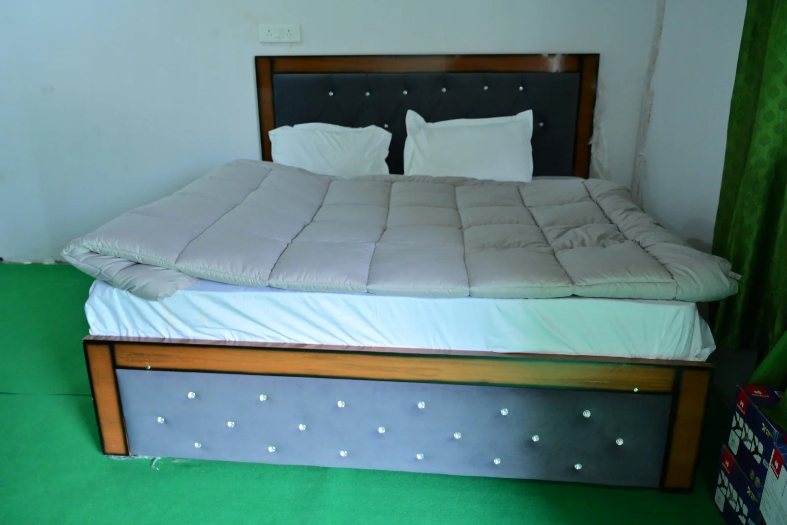 Cosy double bed room at Seek Peace Cottage
